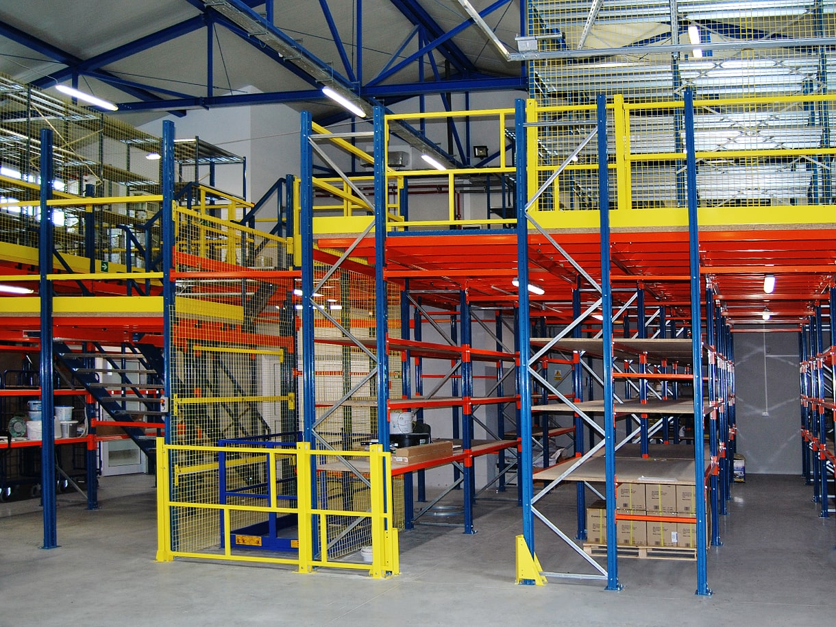 Mehrgeschossige Regaleinrichtungen