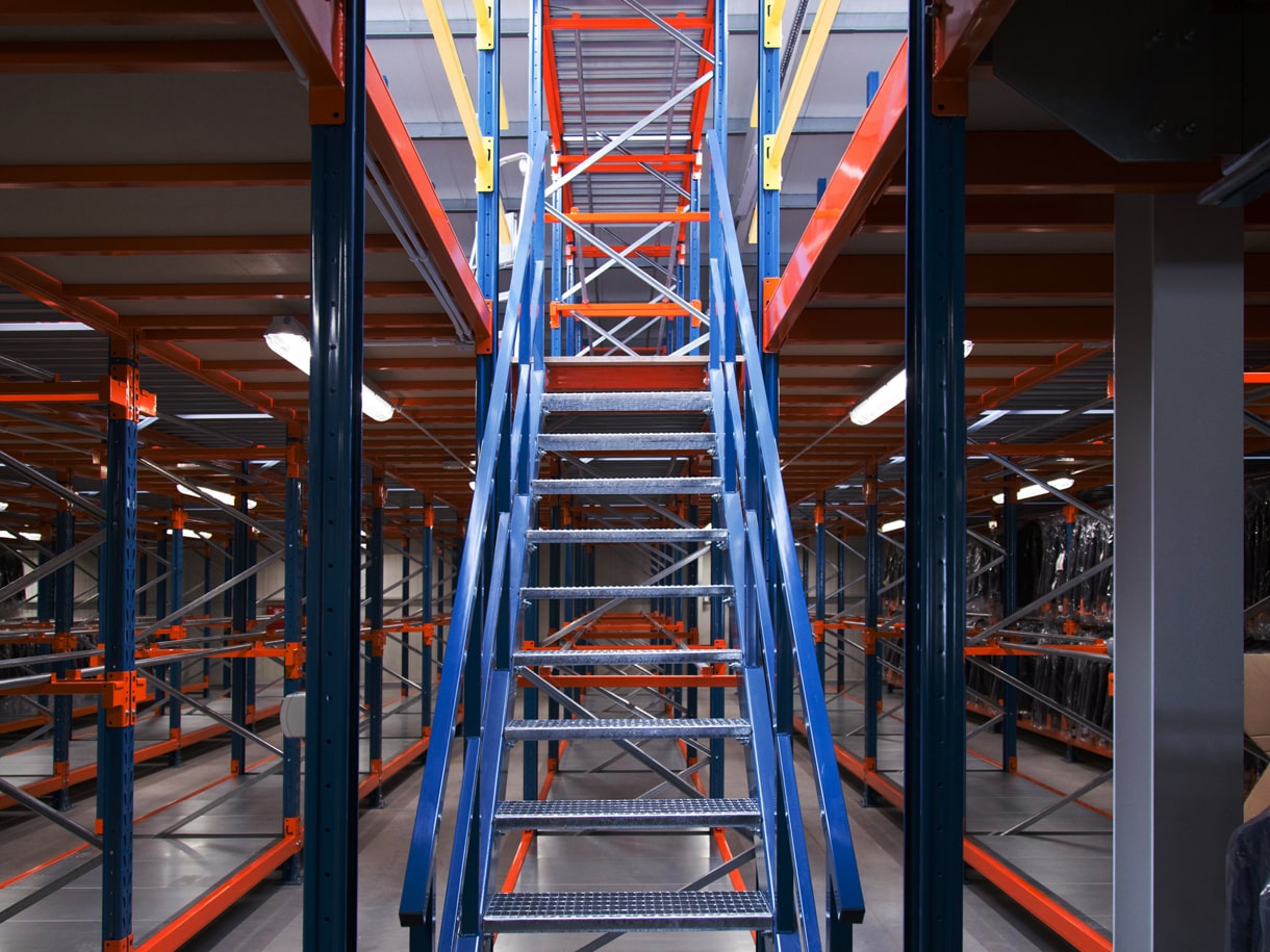 Mehrgeschossige Regaleinrichtungen