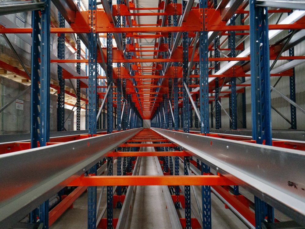 Führungsschienen im Kanal des Shuttle Palettenregals