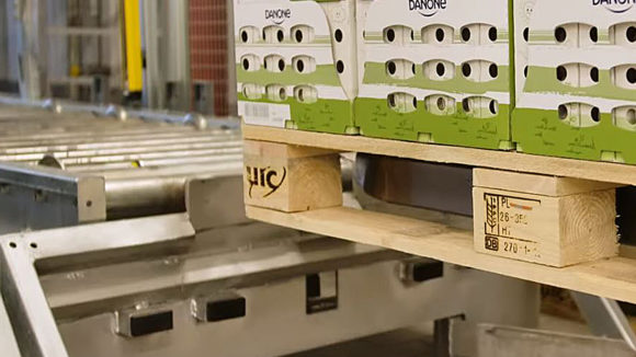 Rollenbahn-Fördersystem zur Verbindung von zwei Lagerbereichen