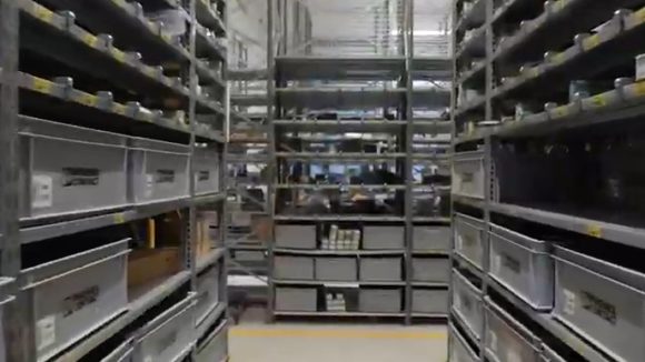 Fachbodenregalsystem zur Aufbewahrung von kleinen Elektronik-Teilen