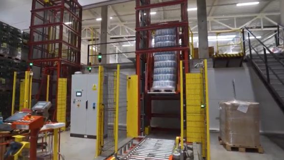 Rollenbahn-Fördersystem zur Verbindung der Produktionshalle mit mehreren Lagern